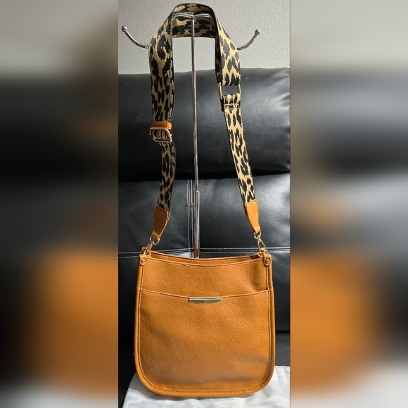 New Tan Leather Women's Crossbody With Leopard Print Guitar Strap - Picture 2 of 9
